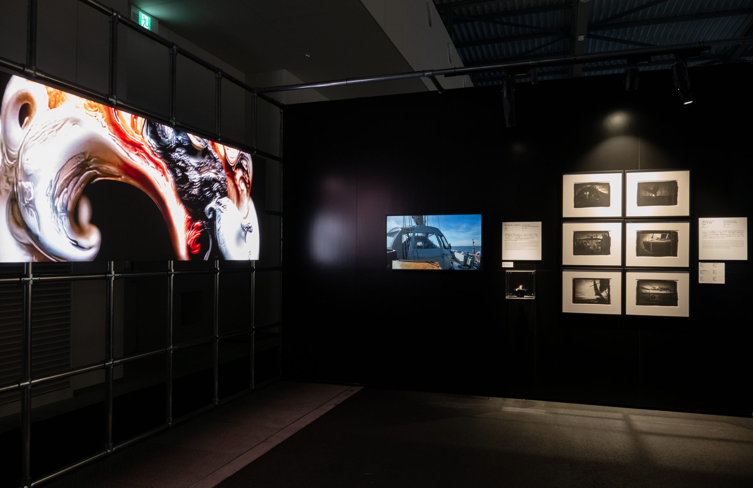 万博のシグネチャーパビリオンを手がけた落合陽一さんは、本展でも海洋をテーマに写真作品・動画作品を展示